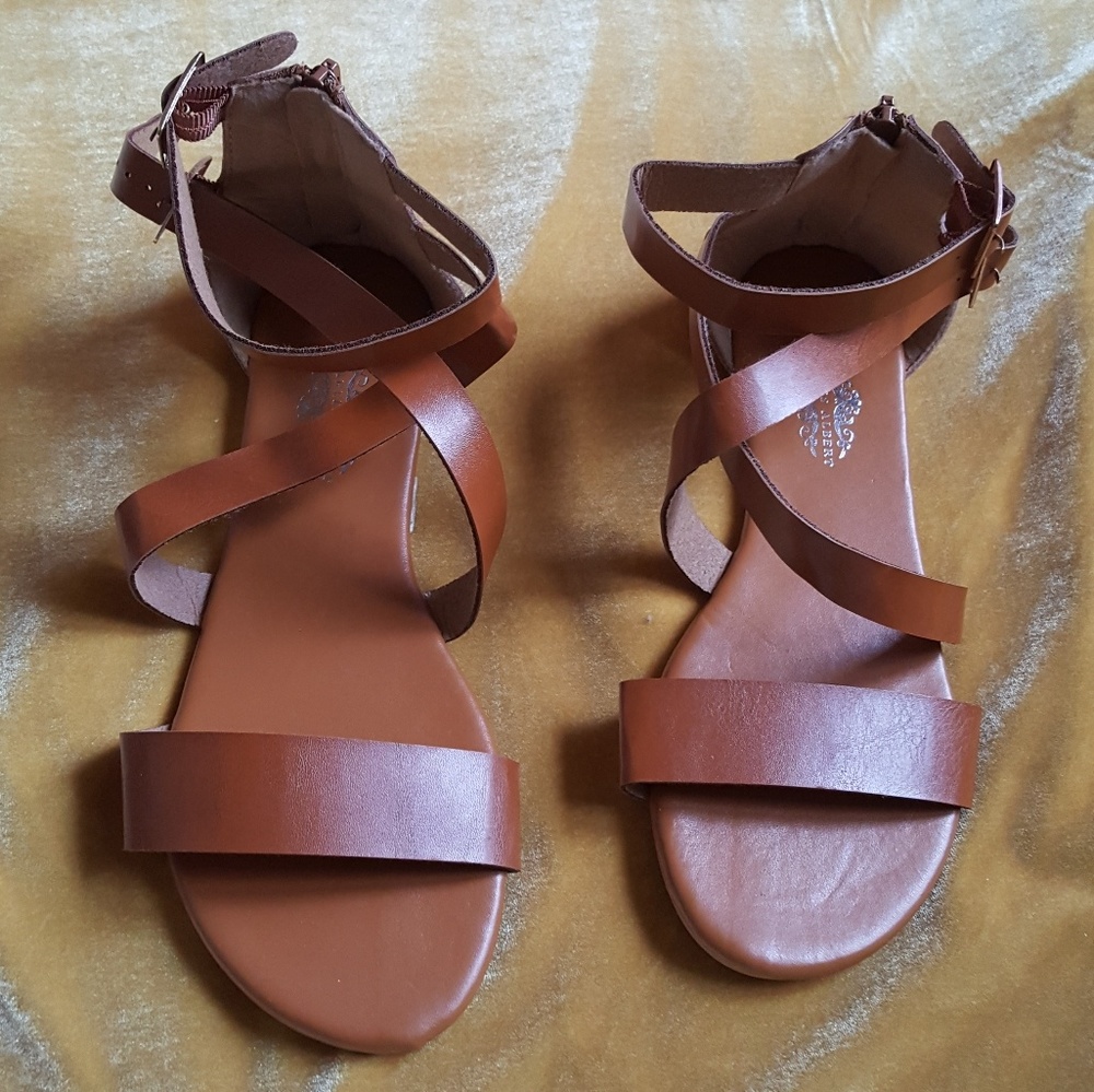 Brown strapy sandals with toe stap